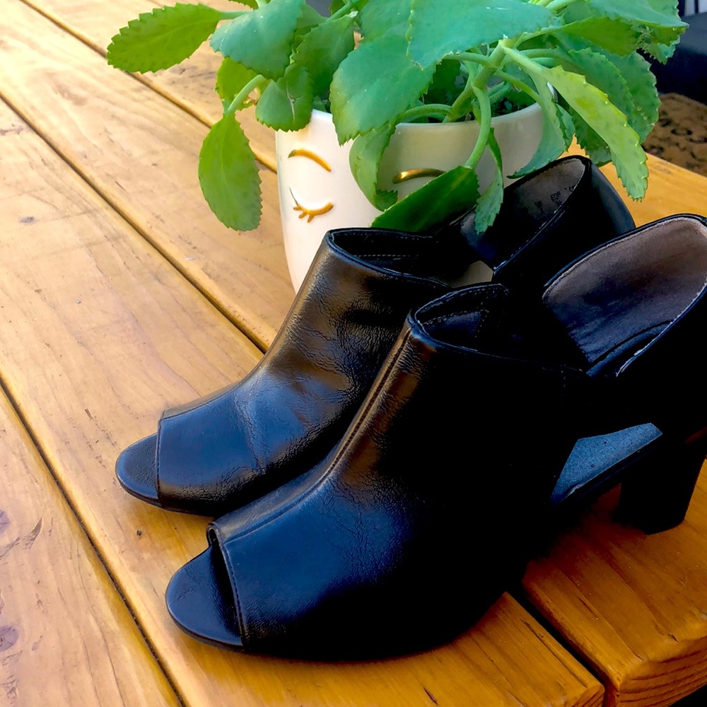 These Life Stride Simply Comfort “Constance” black pumps with 3.5 heels